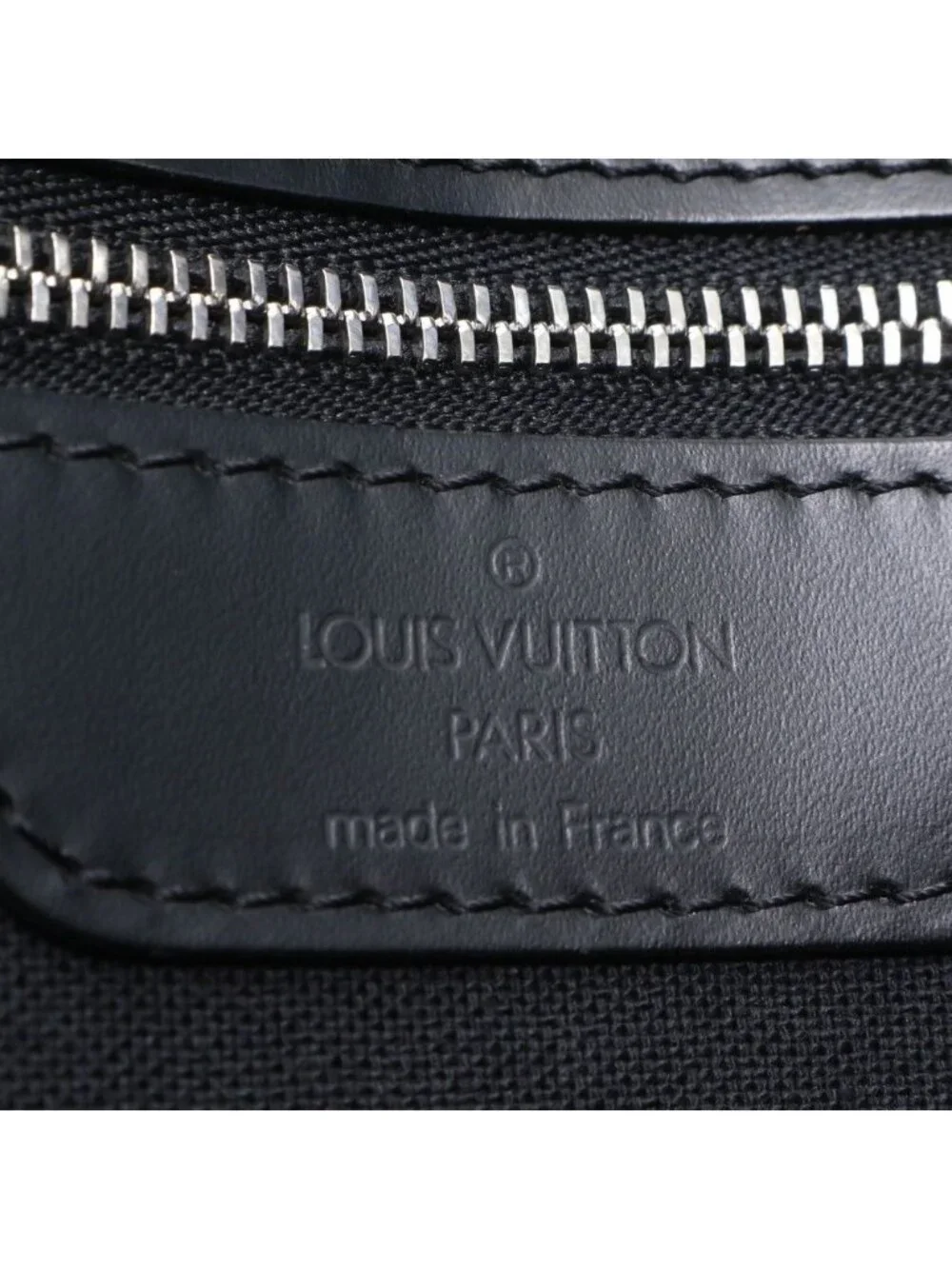Louis Vuitton Taiga Saratov GM Leather Shoulder Bag Crossbody Messenger